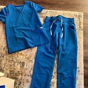 Figs 3 pocket scrub top with cargo pants